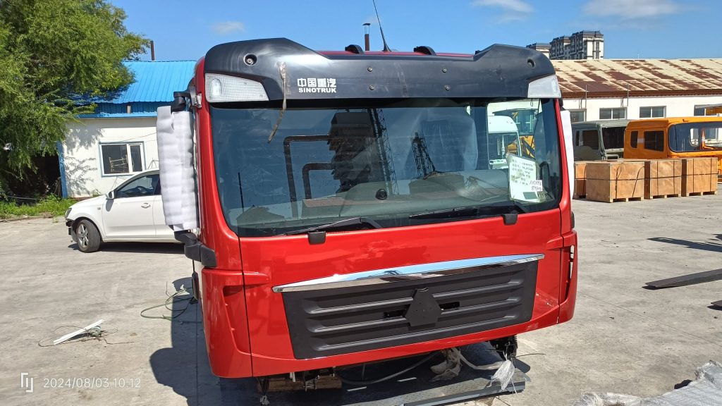 Кабина водителя Sitrak C7H красная